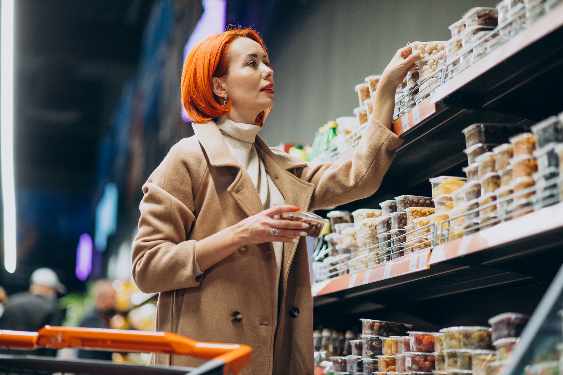 Женщина выбирает продукты в супермаркете